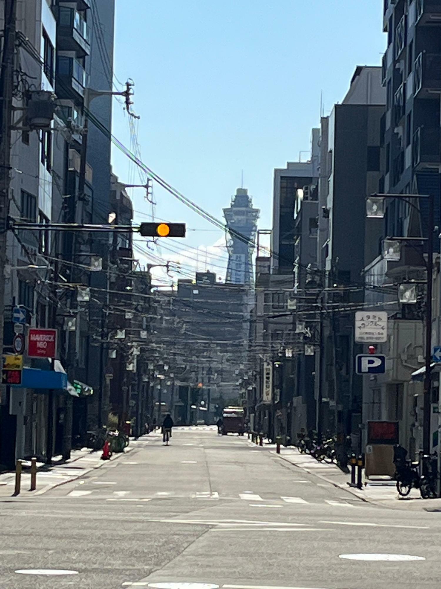 ２０２２年の大晦日に大阪市中央区の黒門市場からみた通天閣。遠くからでもシートは分かりますね