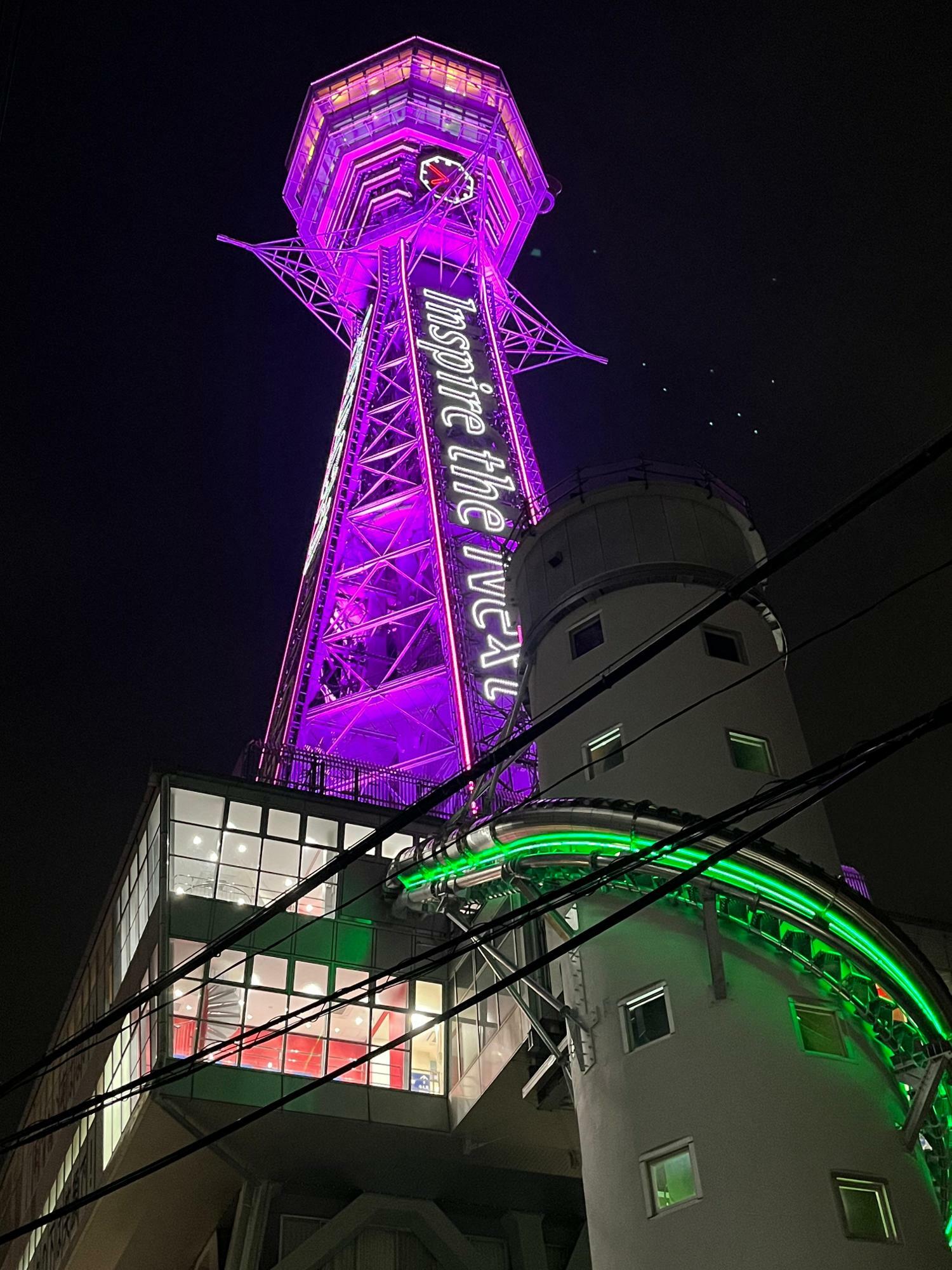エレベーター塔に巻き付くように作られたタワースライダー（写真は昨年撮影）