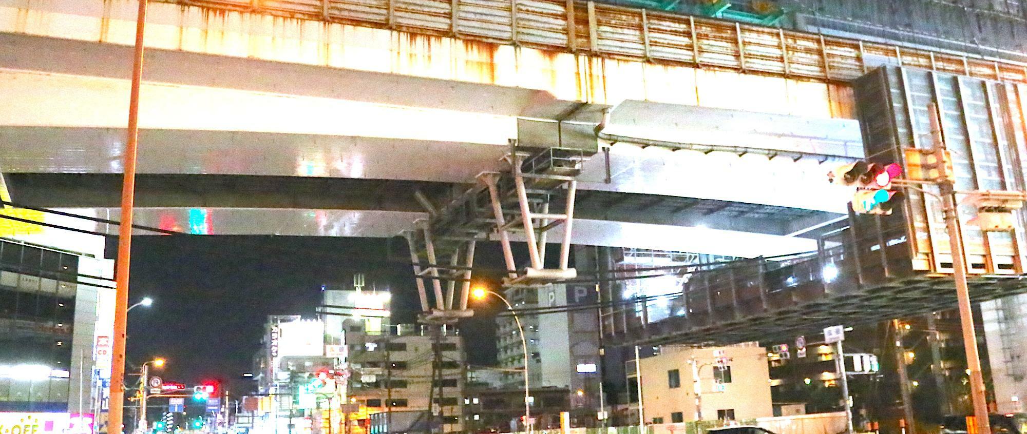 橋を吊り上げるために使われたという大きなケーブル。瓜破交差点の東側から撮影（2023年2月12日）