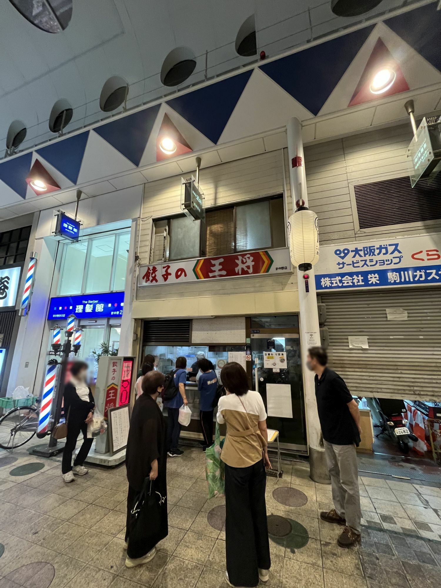 2022年9月30日に閉店した餃子の王将 針中野店の最終日の様子。テイクアウトのみでしたが、多くの方が訪れていました