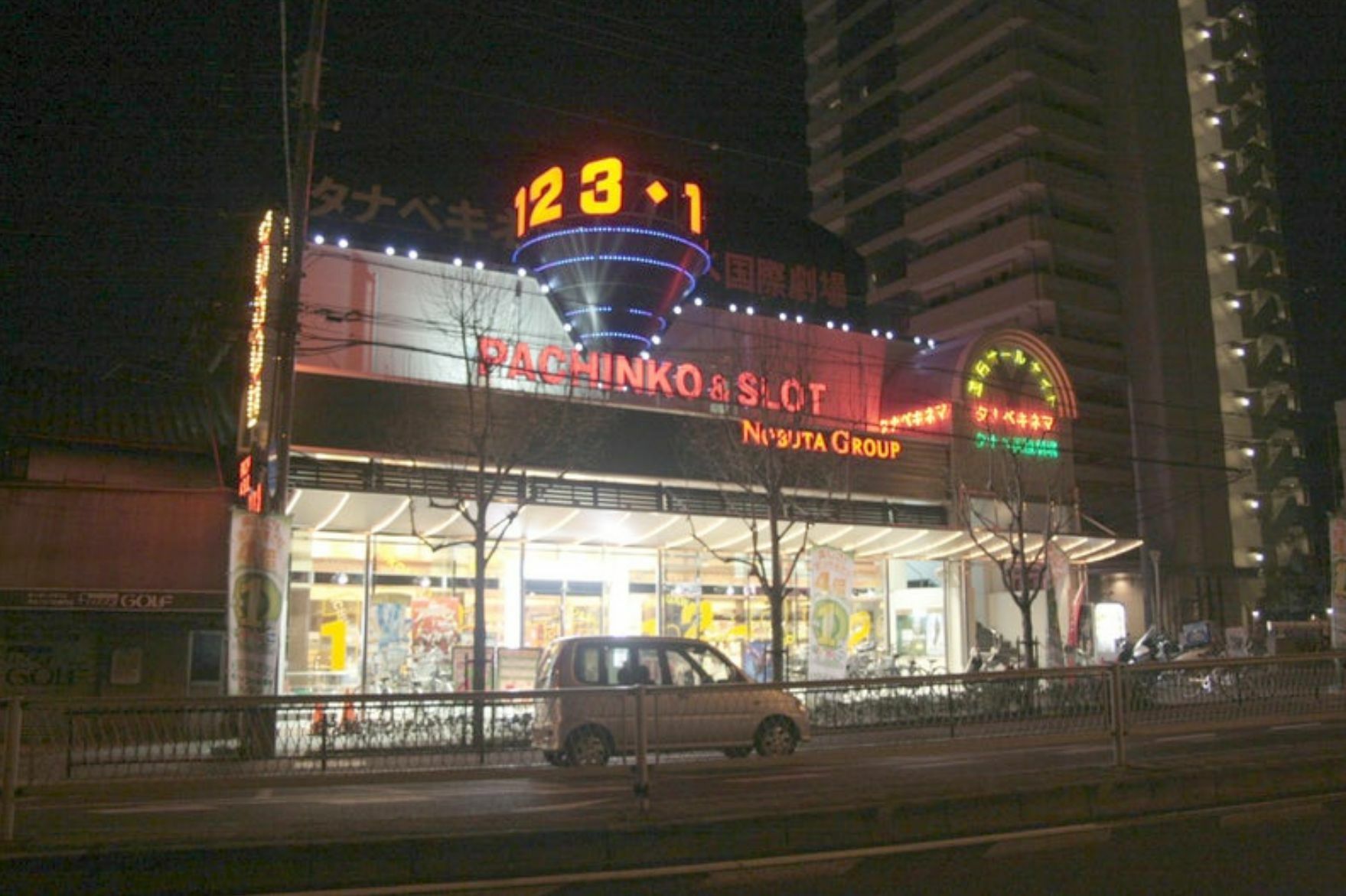 2007年12月に撮影した写真。右側のマンションは、長年、イズミヤ駒川店だったそうです