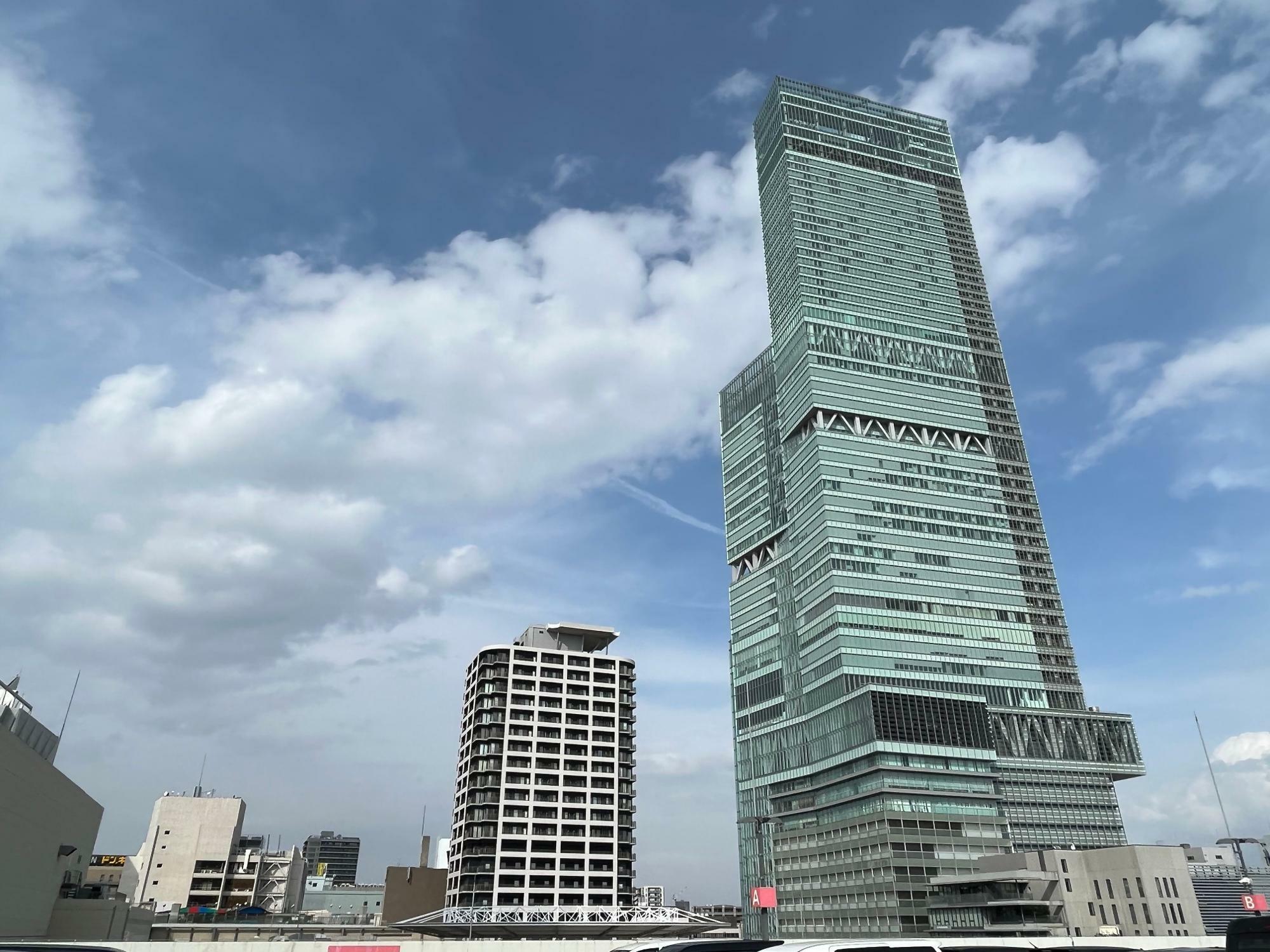 南側から見た高さ３００メートル、日本一の超高層ビル「あべのハルカス」（右側）