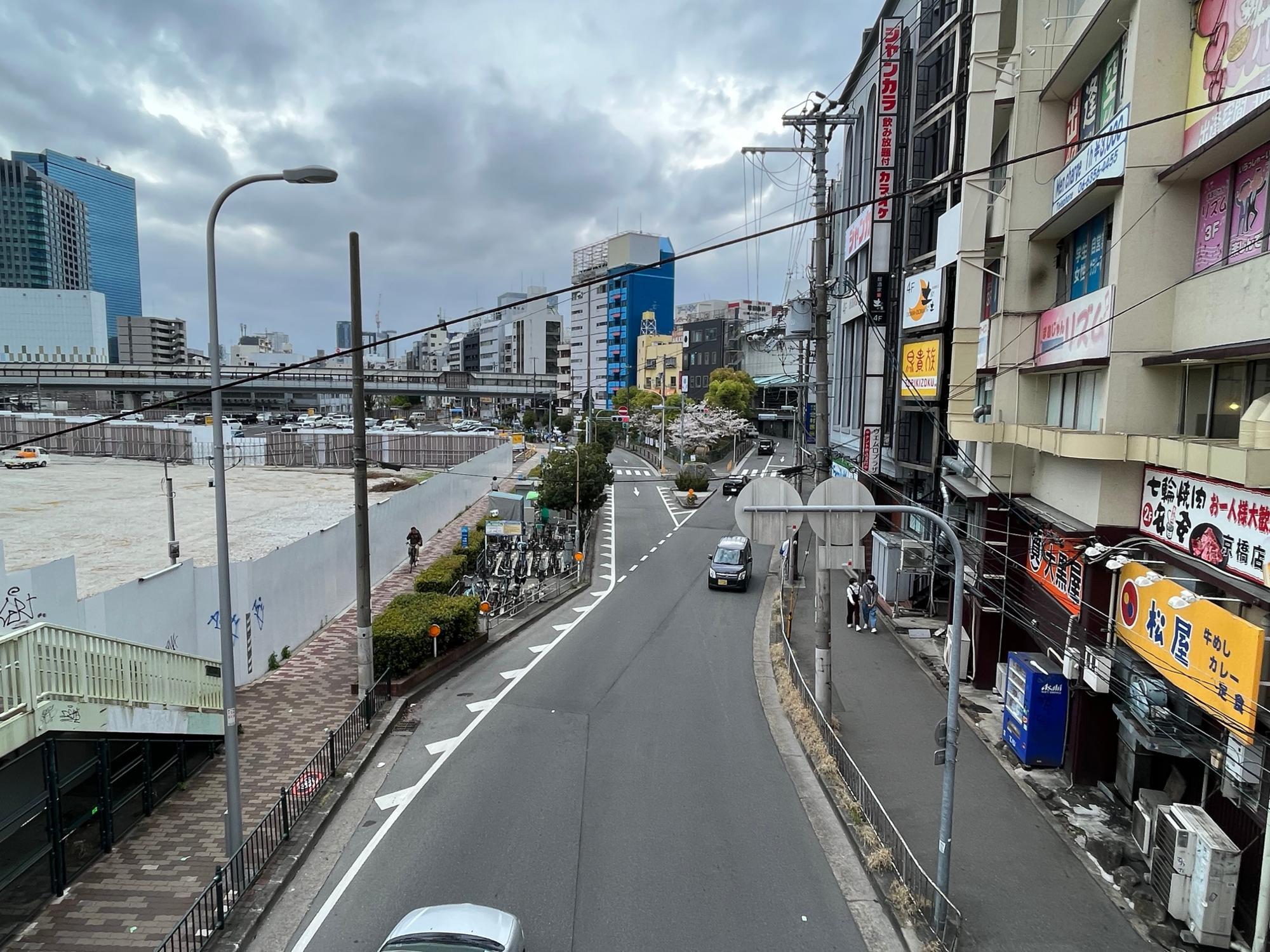 歩道橋下の道路。西方面を撮影