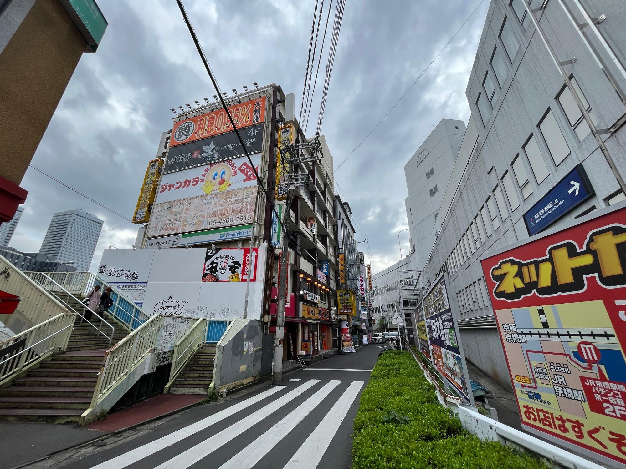 JR京橋駅からイオン京橋店があった場所へ向かう歩道橋は健在だ