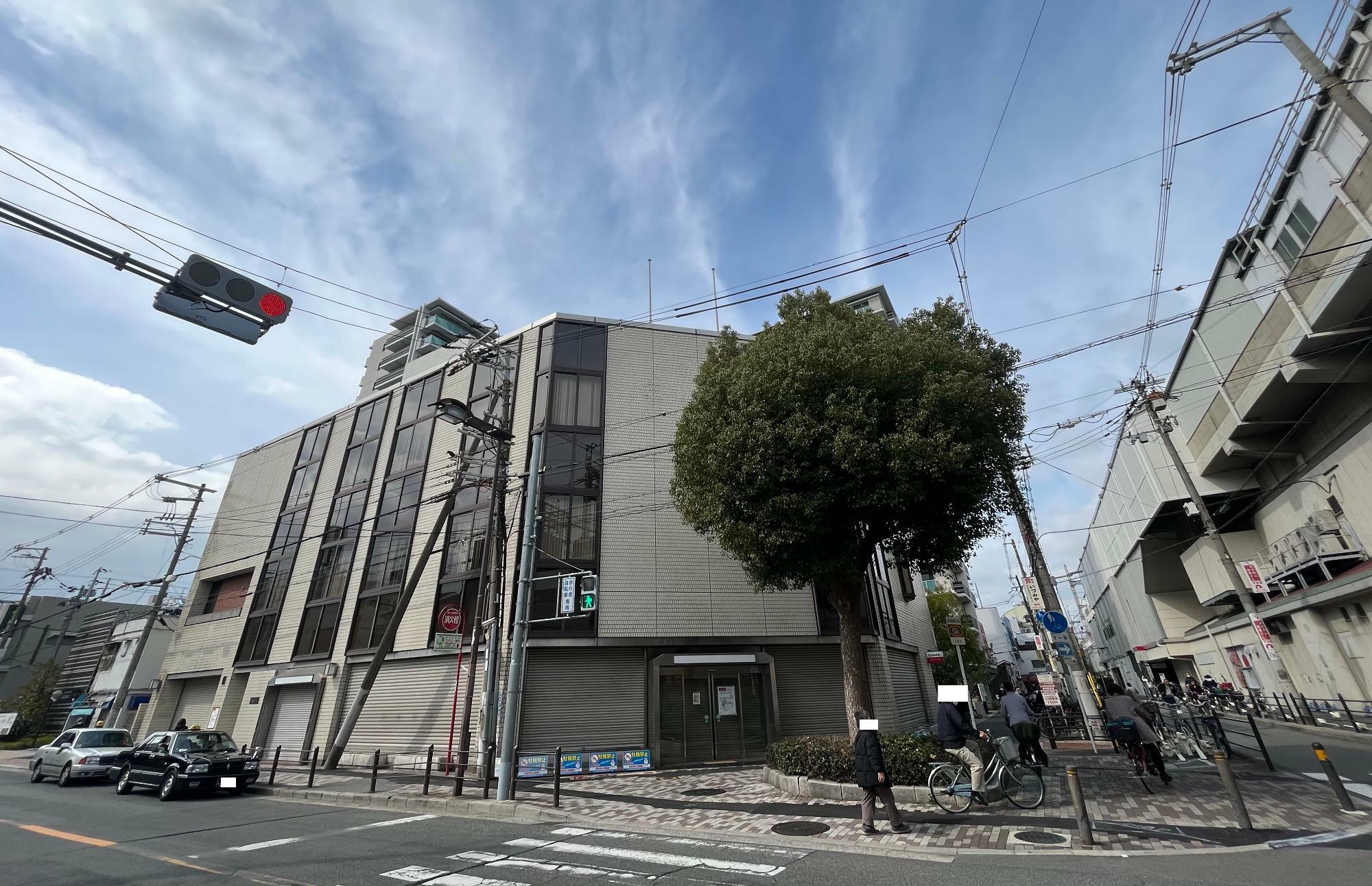 三菱UFJ銀行　ATMコーナー針中野駅西がある建物。かつては同銀行の針中野支店だった。右側に見えるのは針中野駅