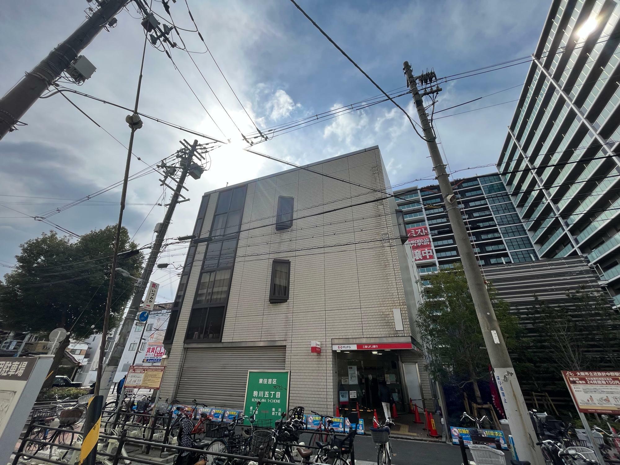 三菱UFJ銀行　ATMコーナー針中野駅西。右側のマンションの部分はかつて、ニチイ（サティ）駒川店だった。ちょうどここに正面入り口があったそうで、2階へつづくエスカレーターが銀行のすぐ横にあったそうです