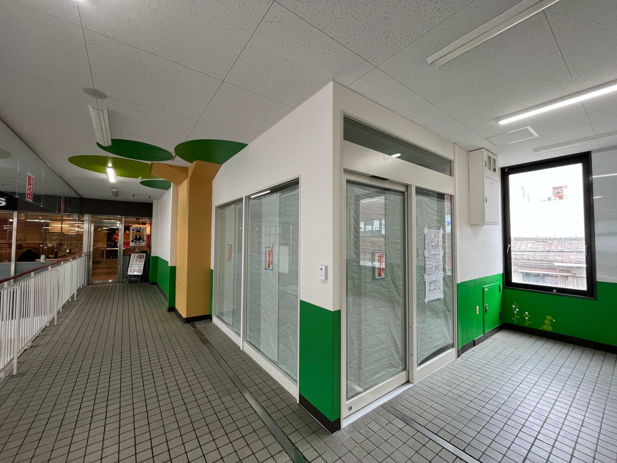 2023年4月25日午前9時にオープンする三菱UFJ銀行の「ATMコーナー　針中野駅」。左奥にはマクドナルド針中野店の２階入り口がある