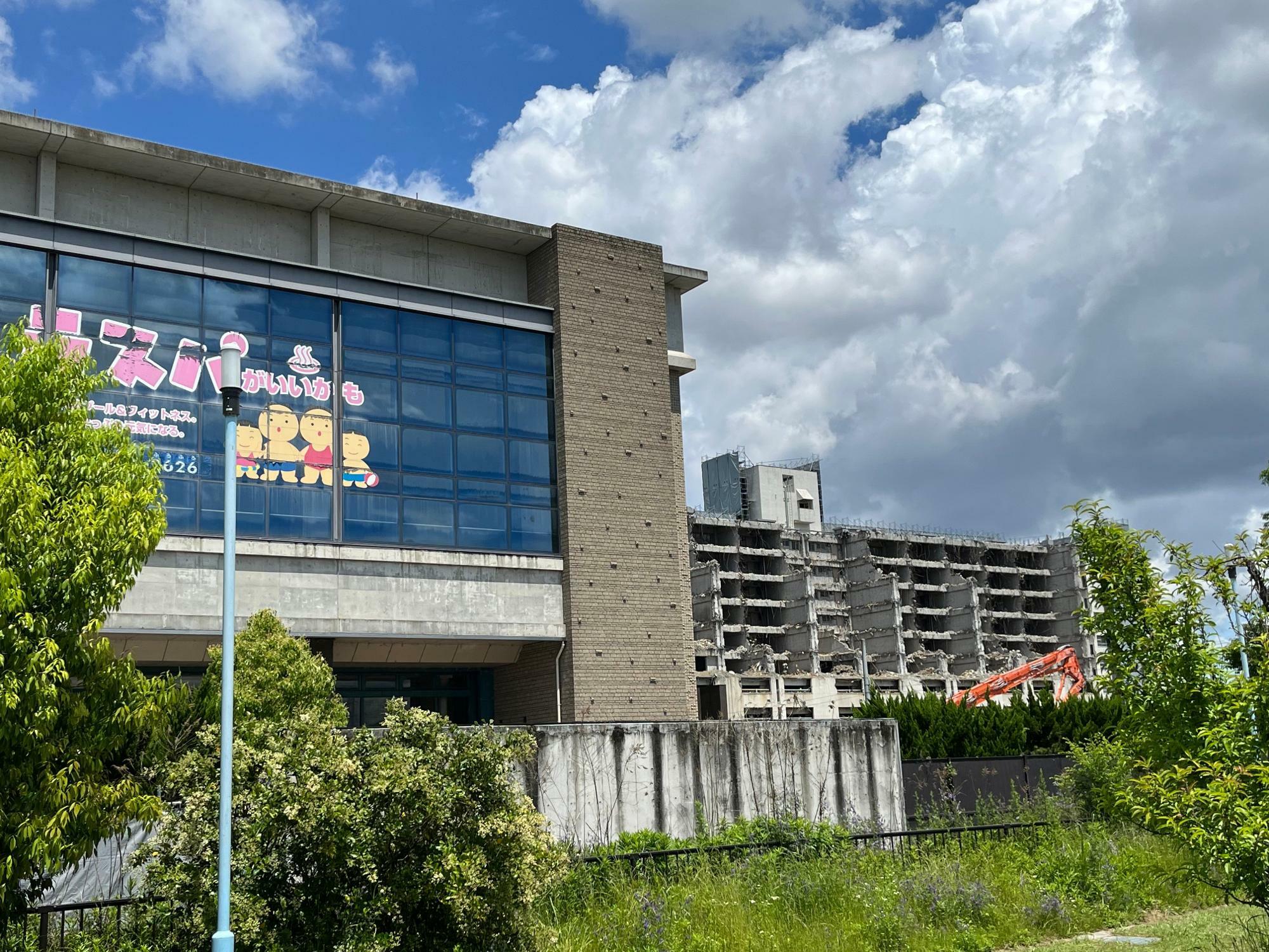 解体工事が進むラスパOSAKA跡地（左）と市営矢田南住宅の跡地（2023年5月15日撮影）