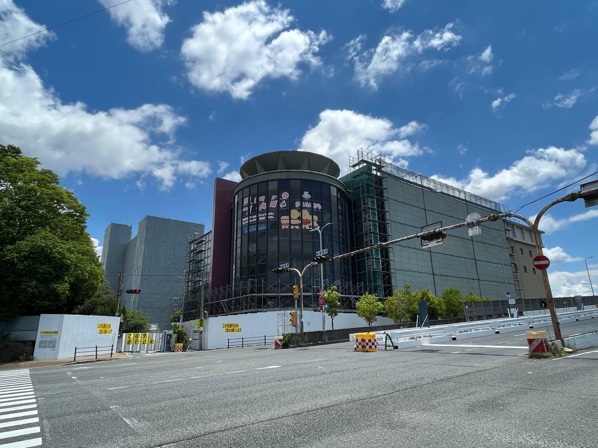 2023年5月15日に上記写真と同じ角度から撮影したラスパOSAKA跡地。左側のシートに覆われているのは市営矢田南住宅