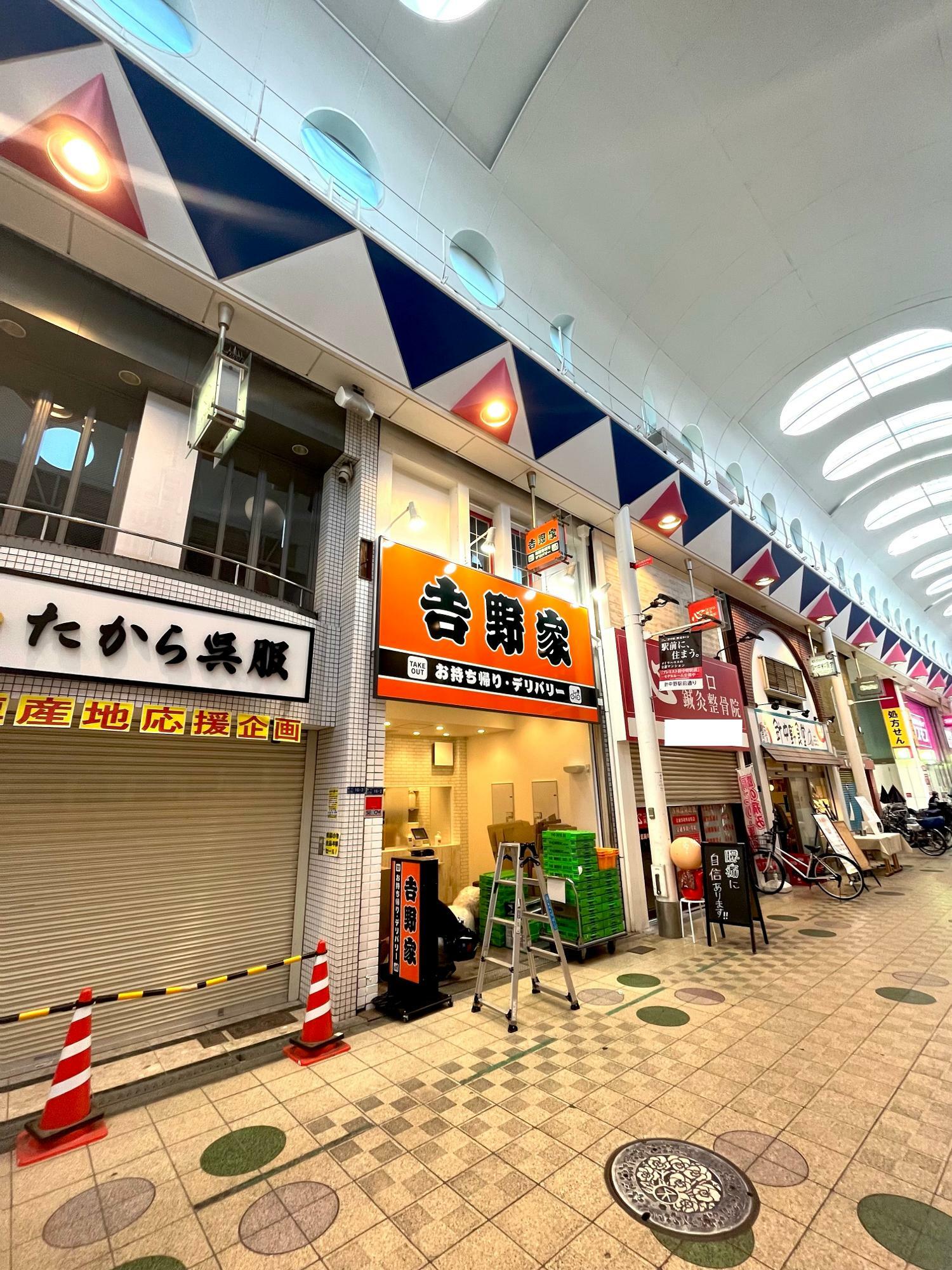 開店準備が進む、吉野家 駒川商店街店（2023年5月16日）