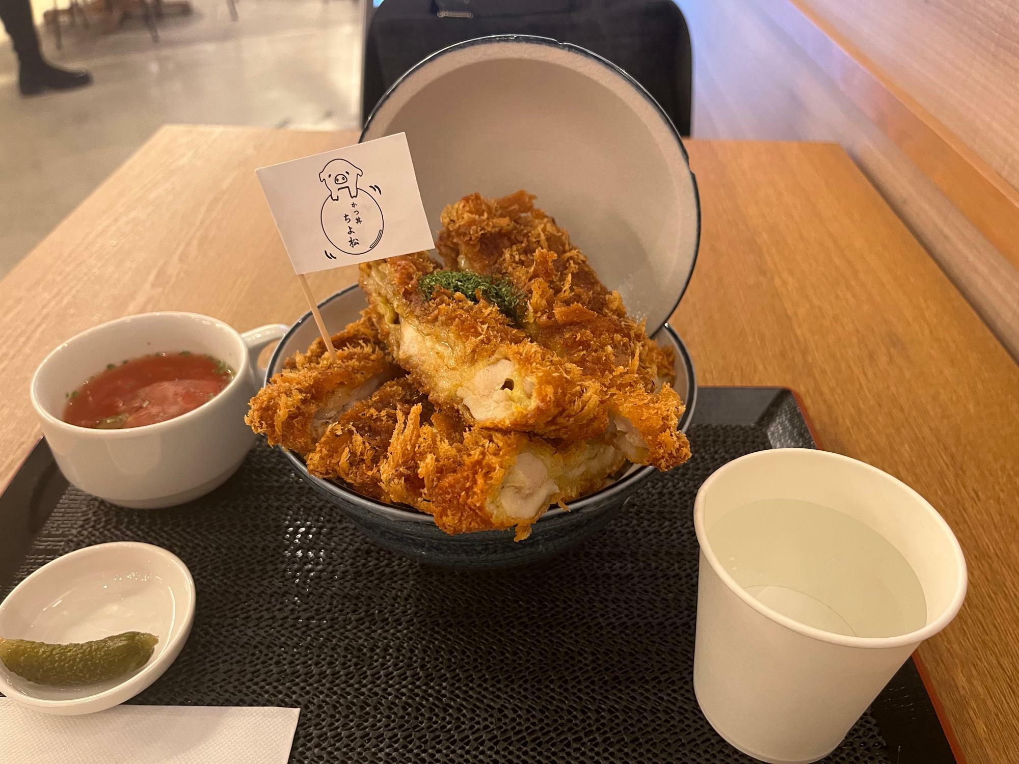 「はみ出るチキンカツ親子丼」の定食（ピクルス、ミネストローネのセット、1000円）