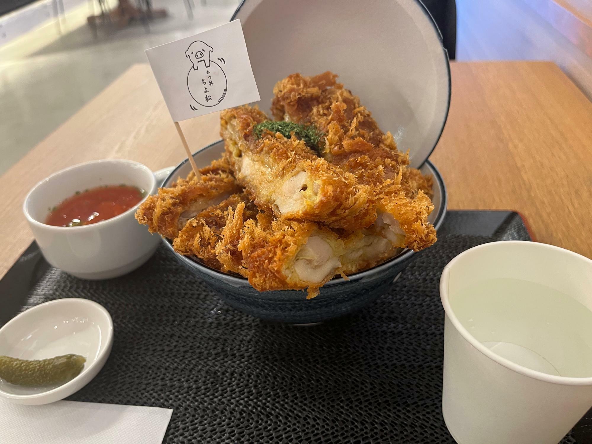 「はみ出るチキンカツ親子丼」の定食（ピクルス、ミネストローネのセット、1000円）