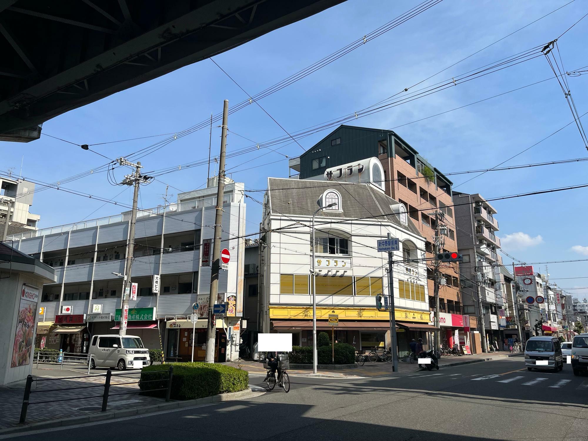 針中野駅の南側の写真。洋菓子のお店「サフラン」などが写っています