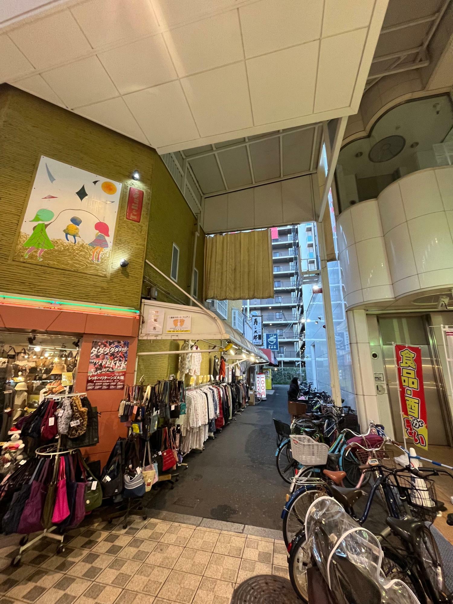 これが裏駒川の入り口。奥のマンションの場所には、かつてニチイ（後にSATY）駒川店がありました