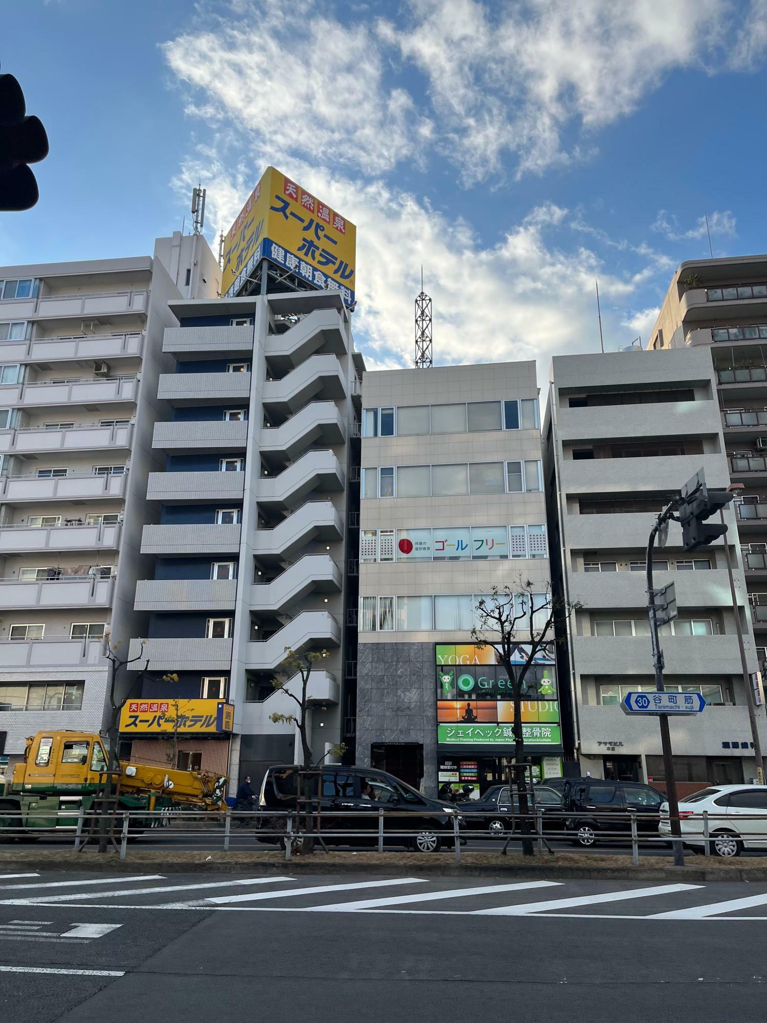 天然温泉　健康朝食無料の黄色い看板が印象的なスーパーホテル大阪・天王寺