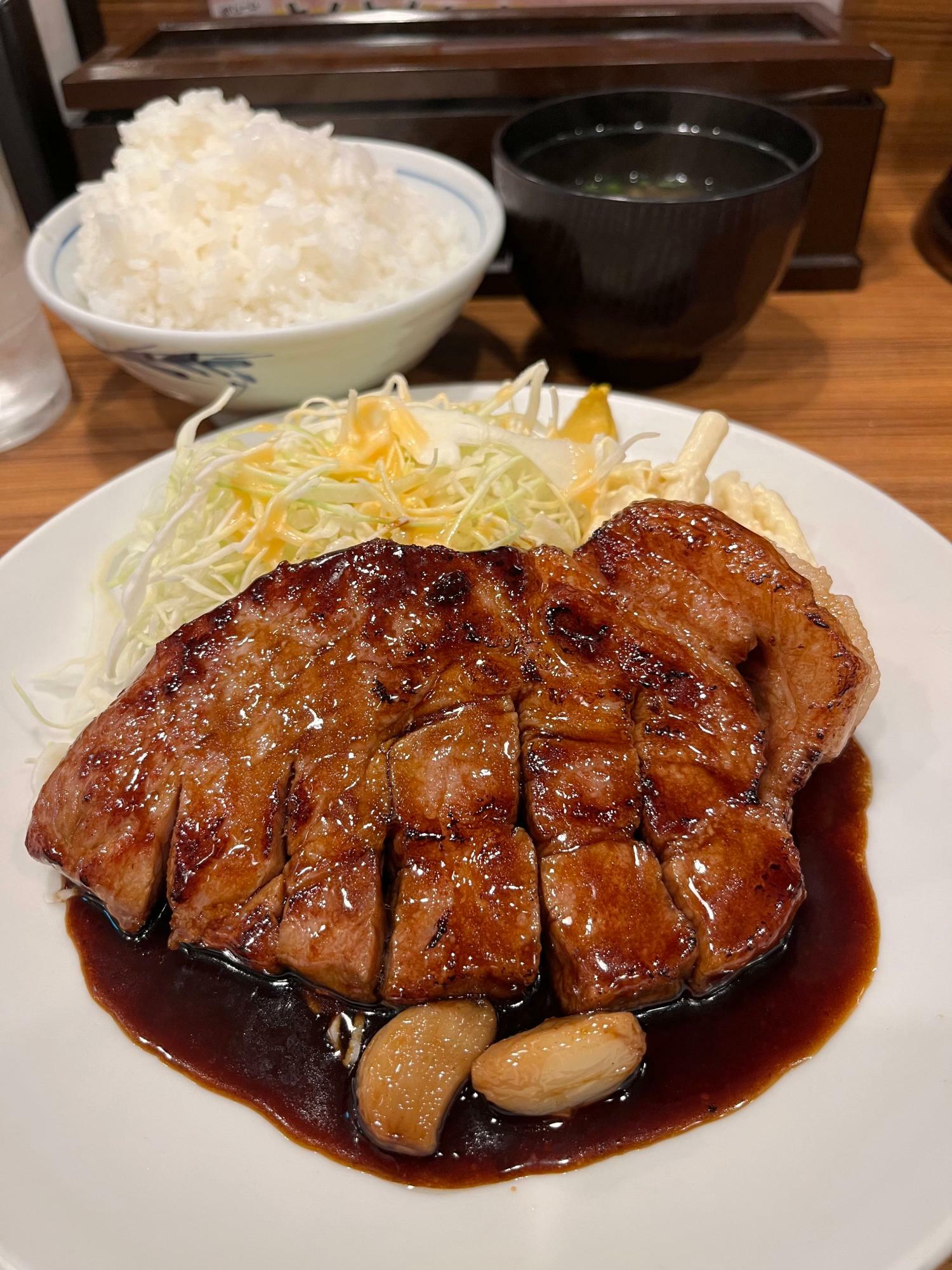 「トンテキ定食」（200g・990円）