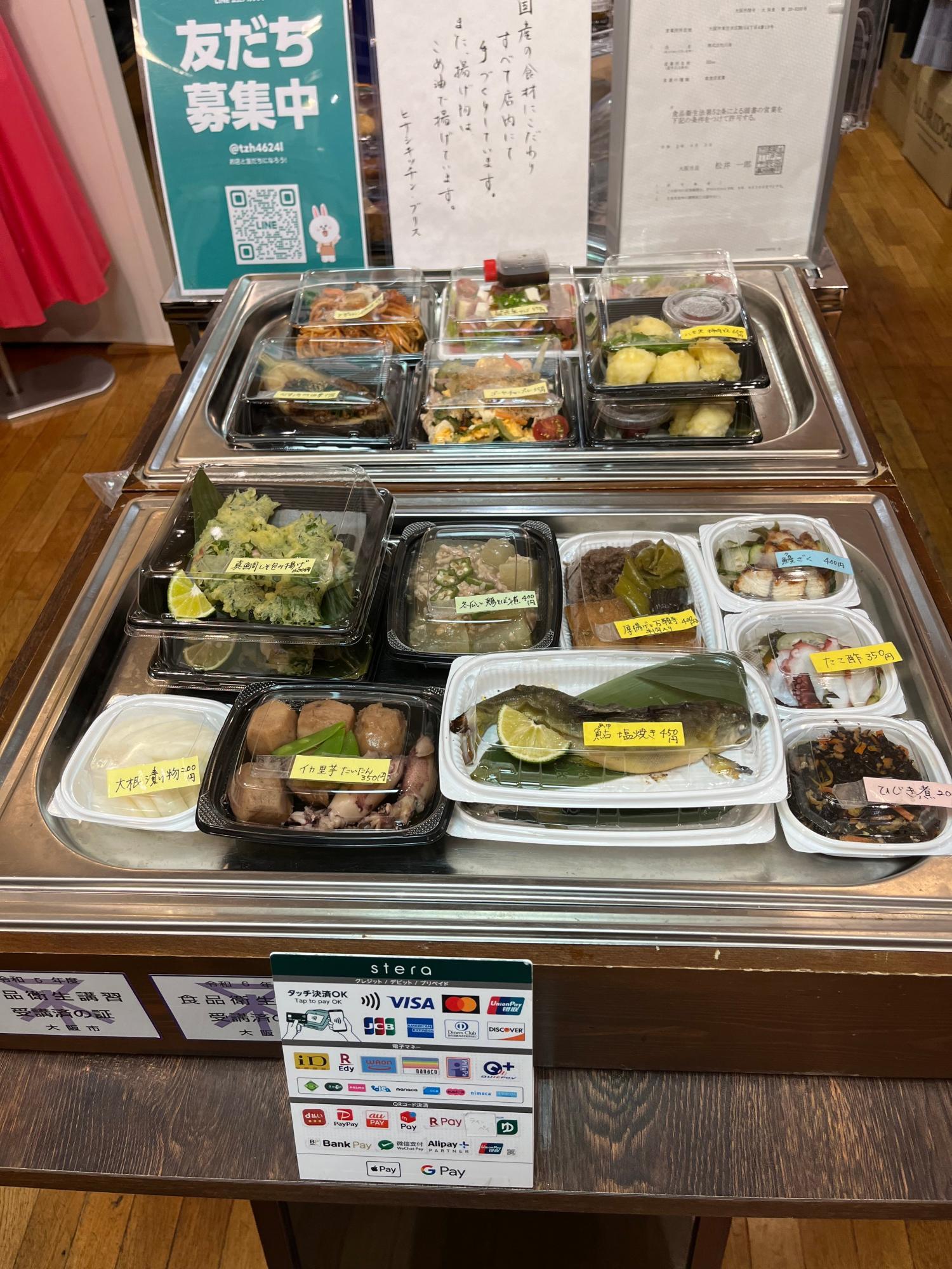 こだわり素材のお惣菜がズラリ。あと大阪市の食品販売の許可証（右上）やLINEで友達になれば、今日のおかず情報が周知されるそうです（左上）