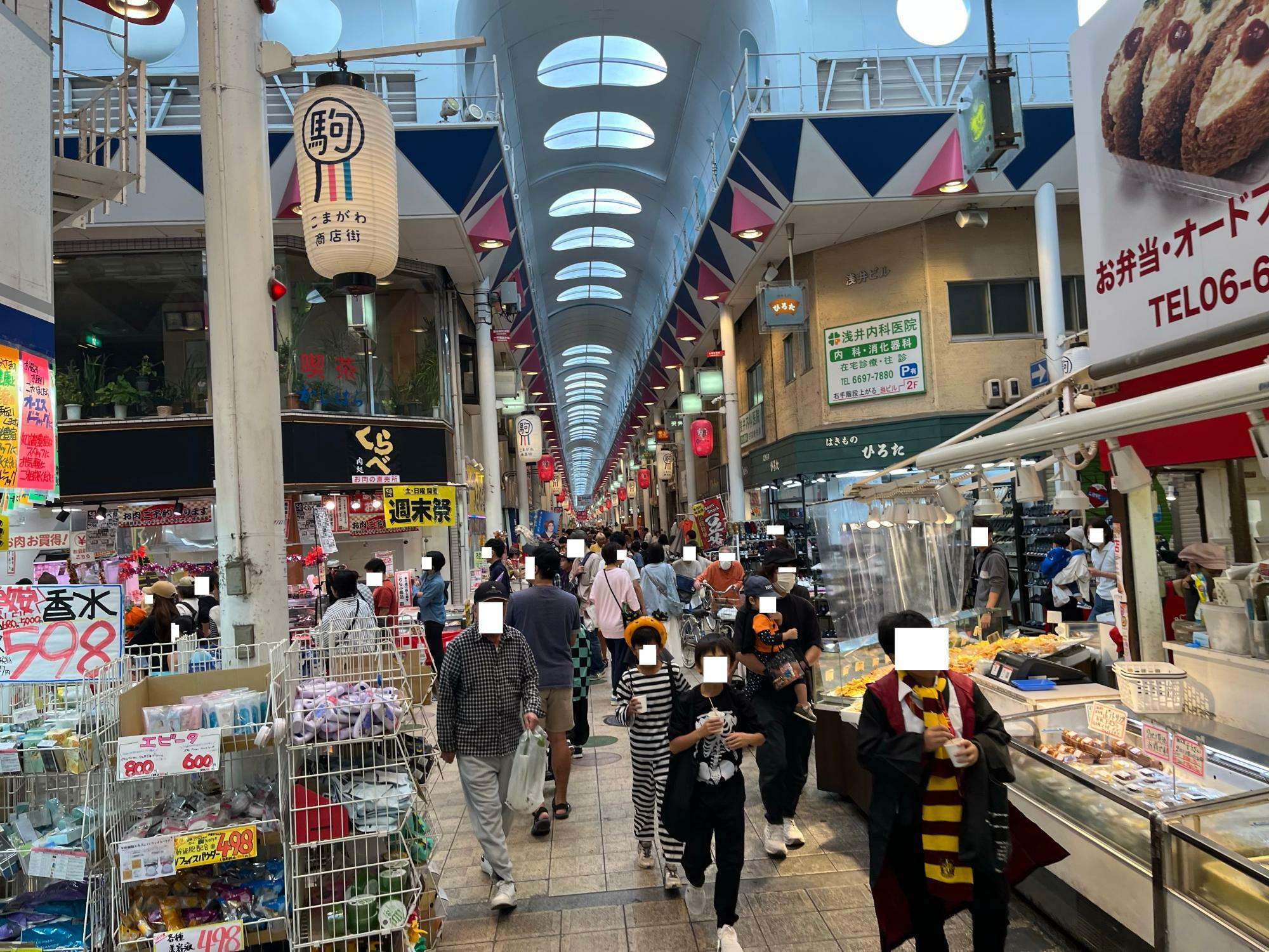 駒川商店街のアーケード内は仮装した子どもたちでいっぱい。自然と仮装行列ができていました