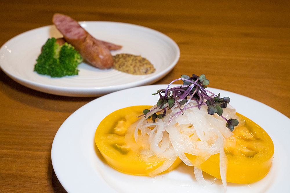 「愛知県大橋園芸のゴールデントマトサラダ」￥500、「瑞浪ボーノポーク ソーセージグリル」￥900