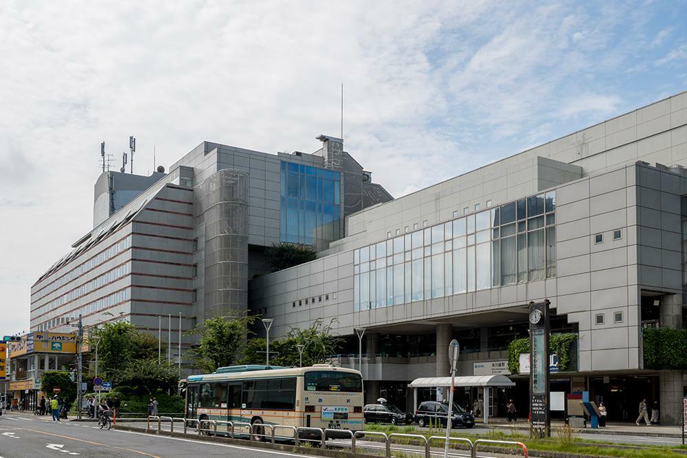 写真手前が本川越駅、奥が川越プリンスホテル