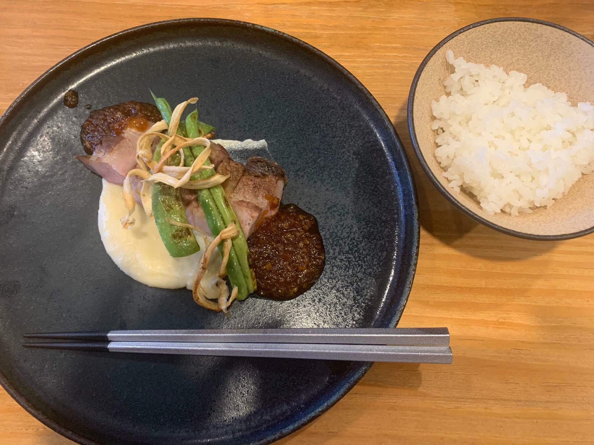 メイン料理　豚肩ロースのポワレと茨城県産コシヒカリ