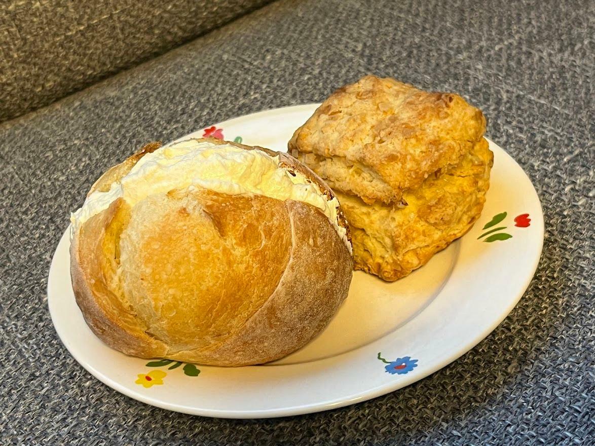 「たっぷりミルククリーム」360円　「ザクザクプレーンscone」350円