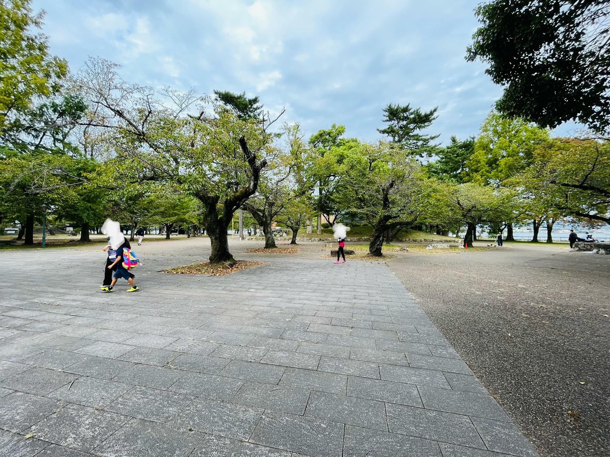 松田常盤堂の近くにある膳所城跡公園の様子