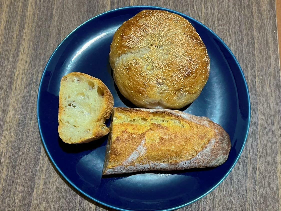 写真上部のパンが「ベーグル(栗)」、下部のパンが「長時間発酵バゲット」
