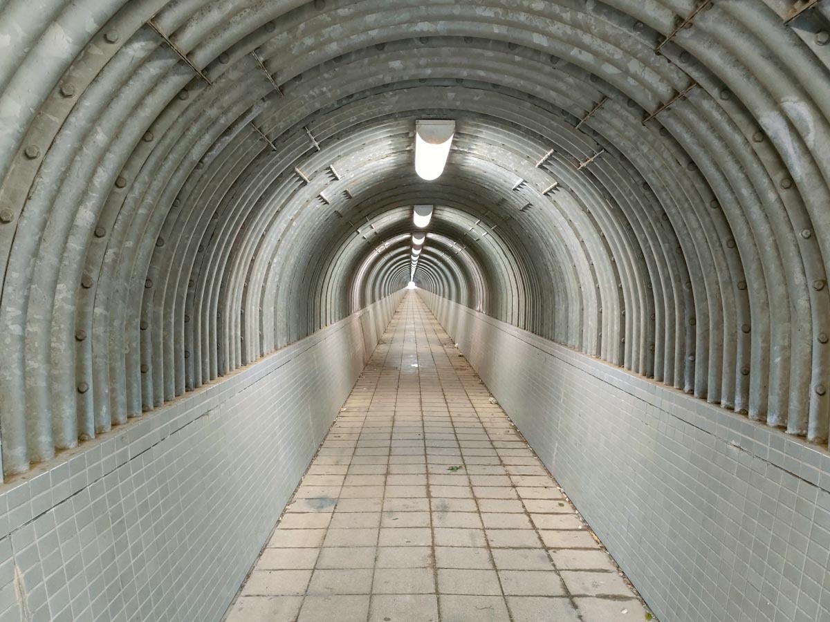 どこまでも続きそうなトンネル