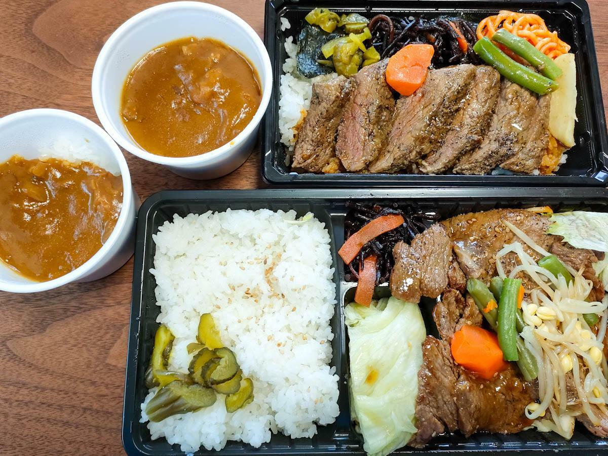 「牛リブもも焼肉弁当」（手前）と「大地特製すてーき弁当」