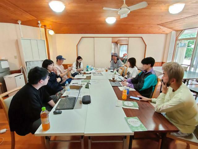 実行委員代表・藤原真名美さん（左手前から二人目）と実行委員のメンバー