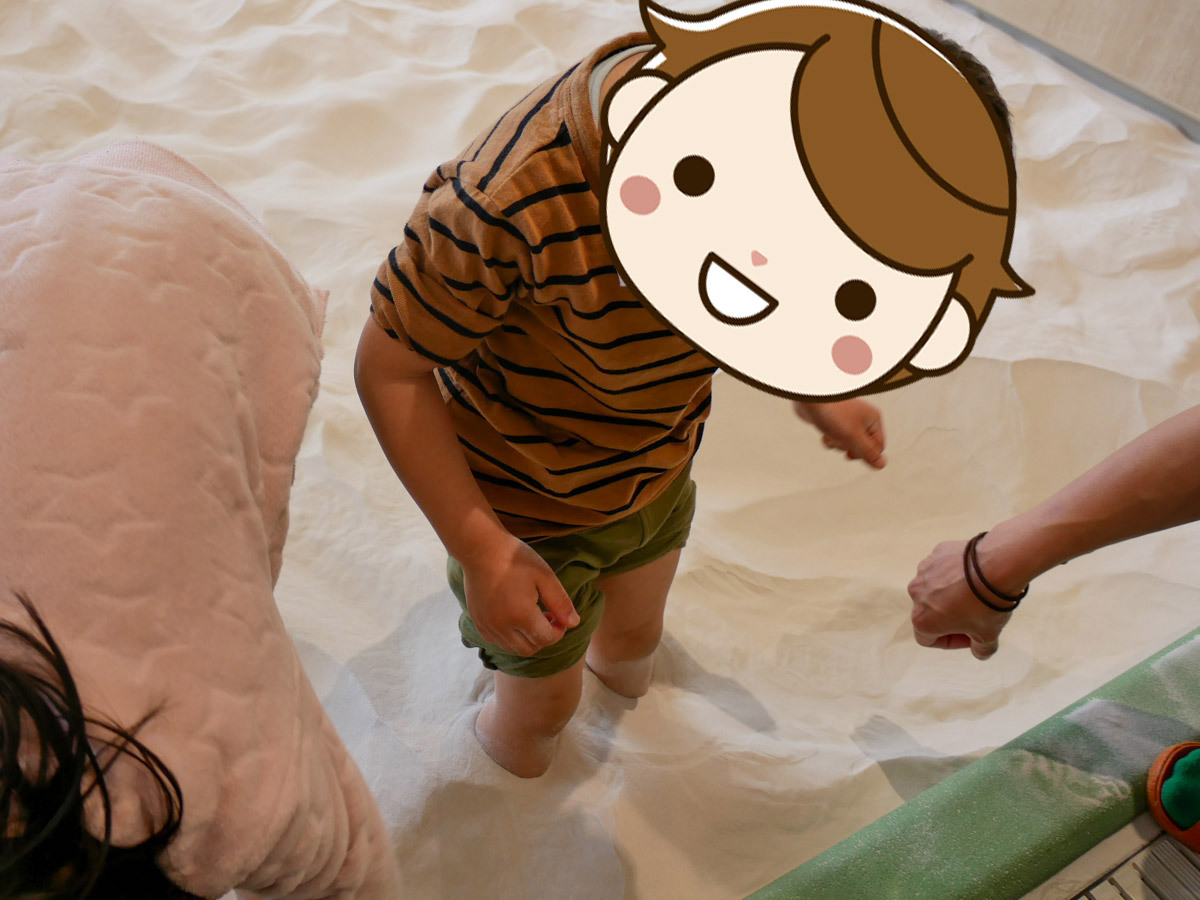 ひざ下まで埋まって、砂の感触を楽しんでいます