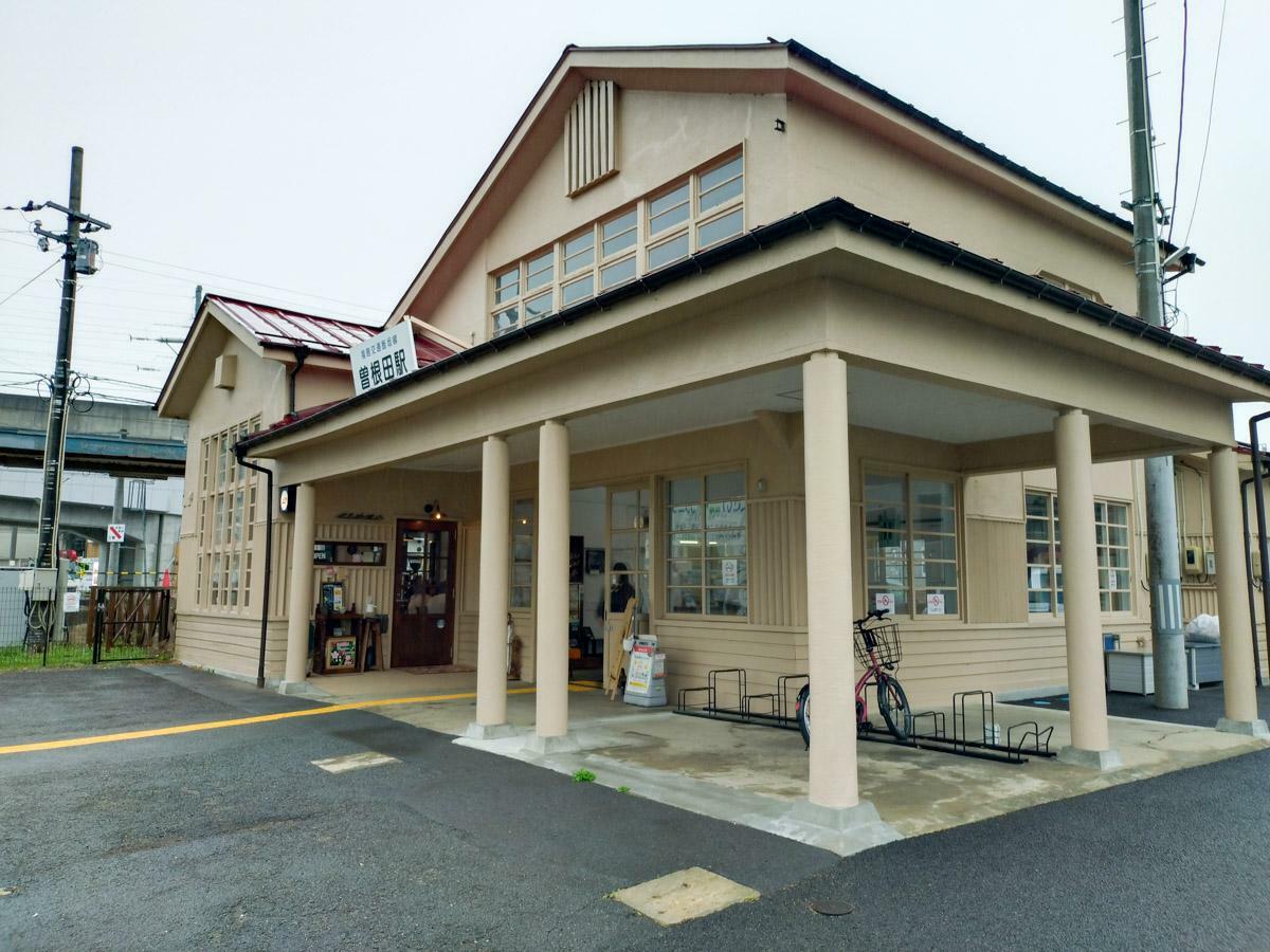 福島交通飯坂線 曽根田駅のレトロな駅舎