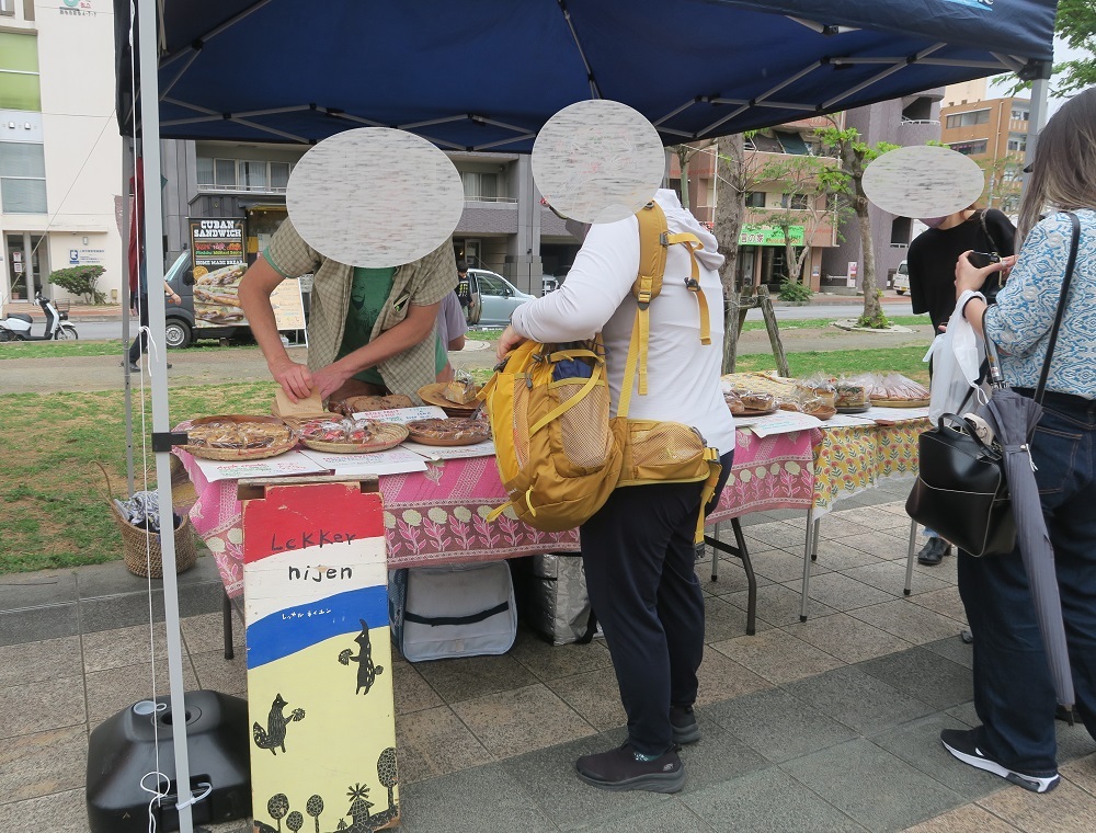 出店準備が整うとたくさんのお客様が訪れたLekkernijen