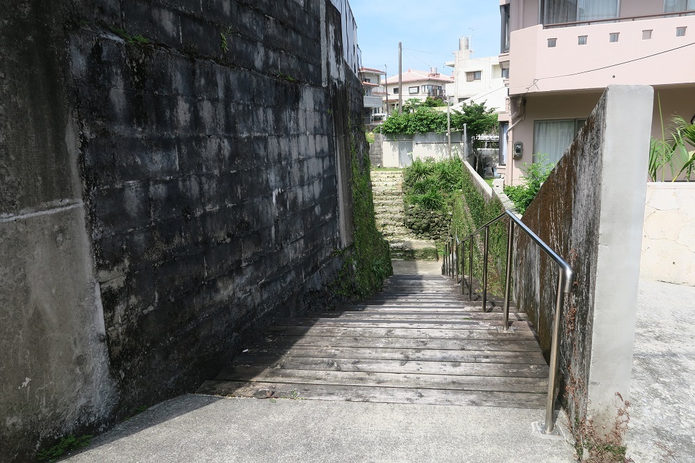 安谷川への階段