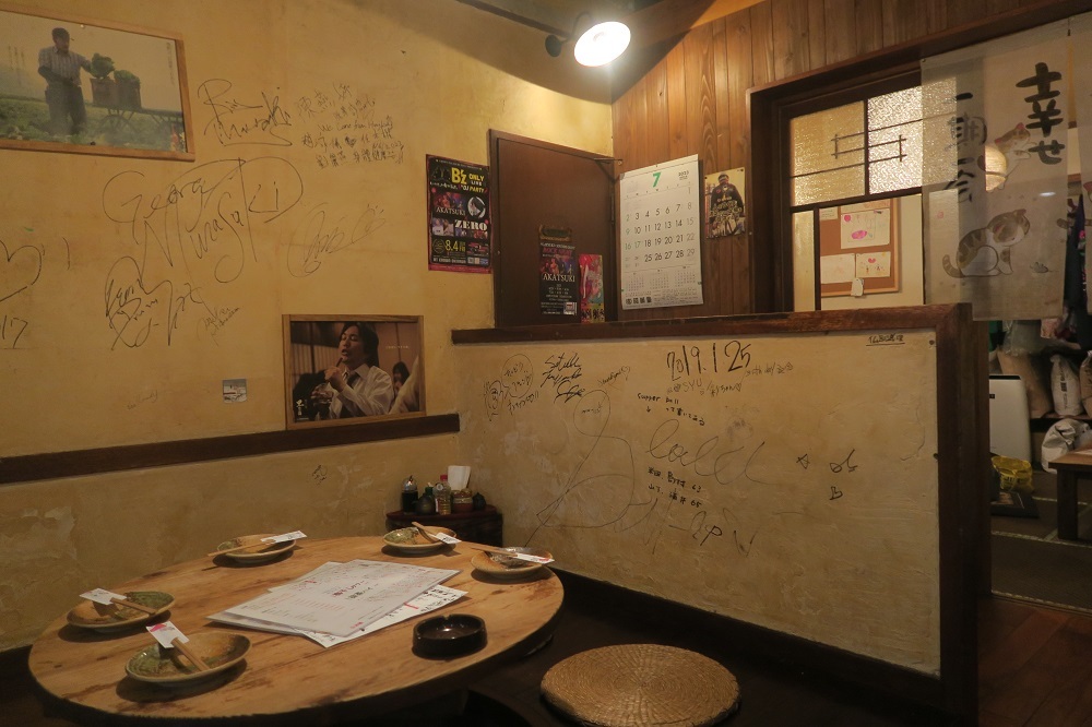 「串処松っちゃん」の店内。お客様のいない席だけ撮影しました