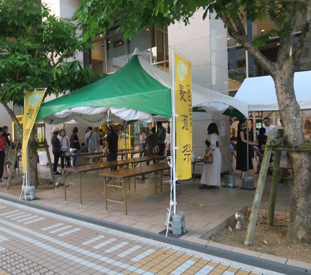 「Okinawa Weekend Beer Party」の飲食スペース