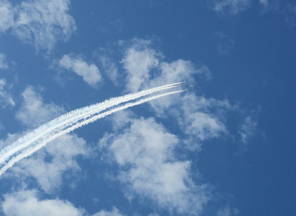 「美ら島エアーフェスタ2023」で曲技飛行するブルーインパルス