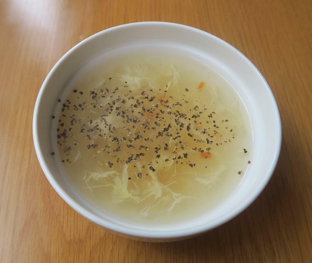 「RE:ロヂウラキッチン暁」のセルフサービスのスープ。私がコショウを入れすぎました。