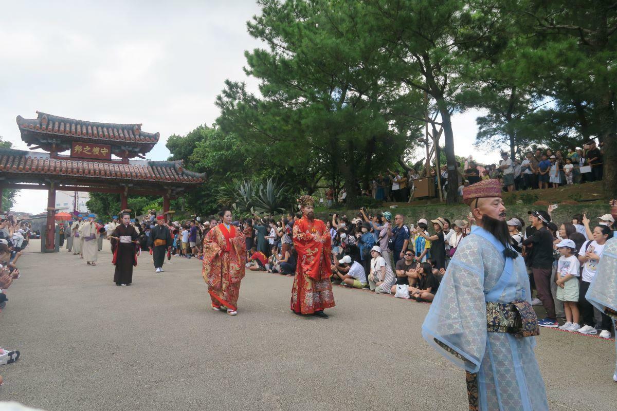 首里城内は国王と王妃は歩いて進みます