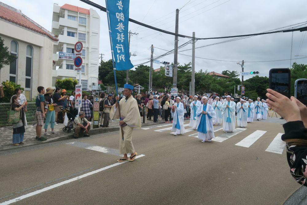 神女たちも行列に加わっています