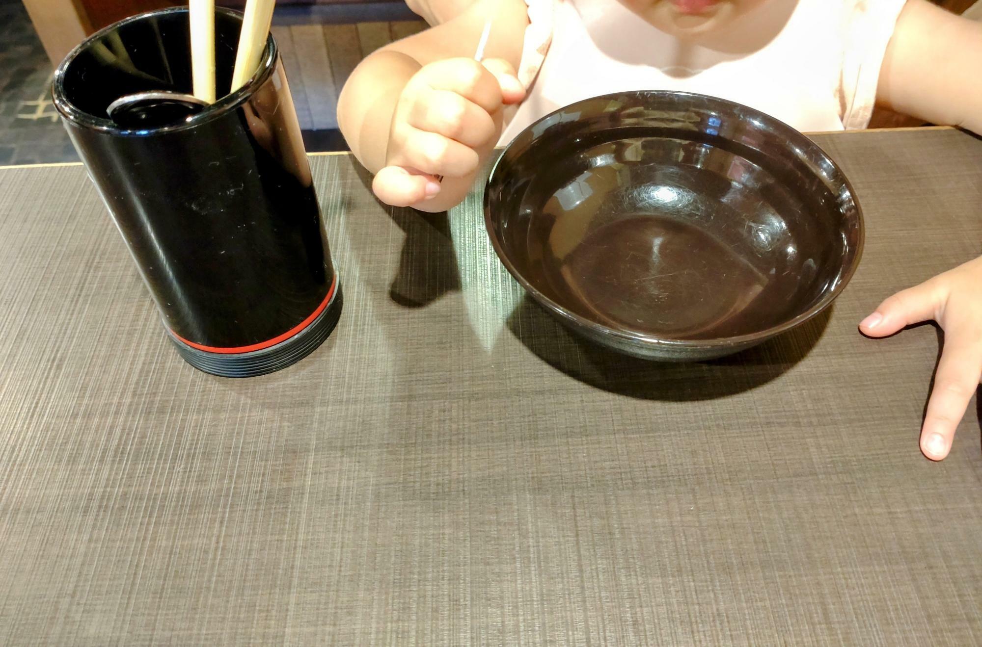 取り皿と子ども用のお箸、スプーンとフォークもあります。