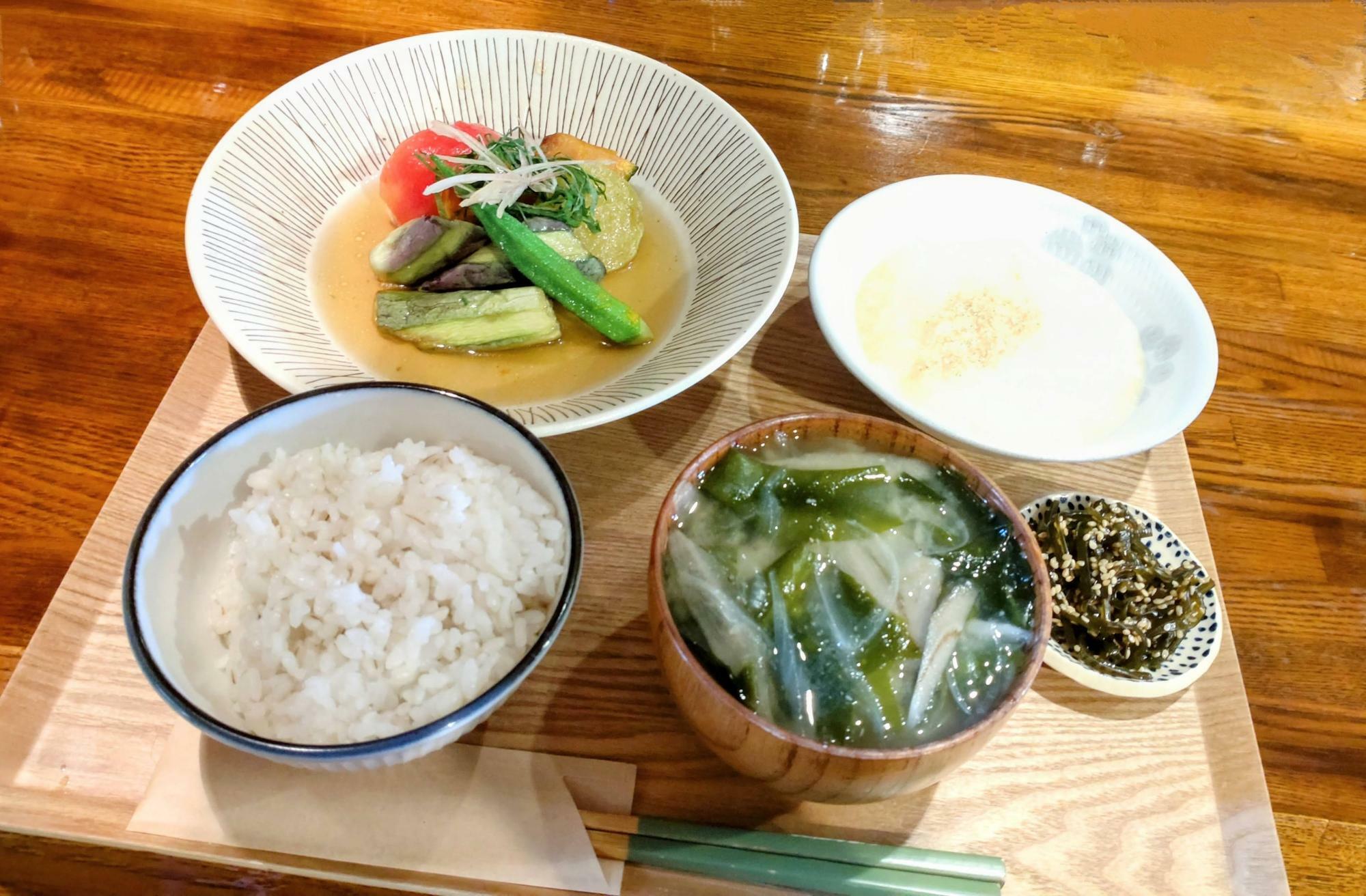 麦とろごはんと夏野菜の揚げ浸し定食　900円(税込)