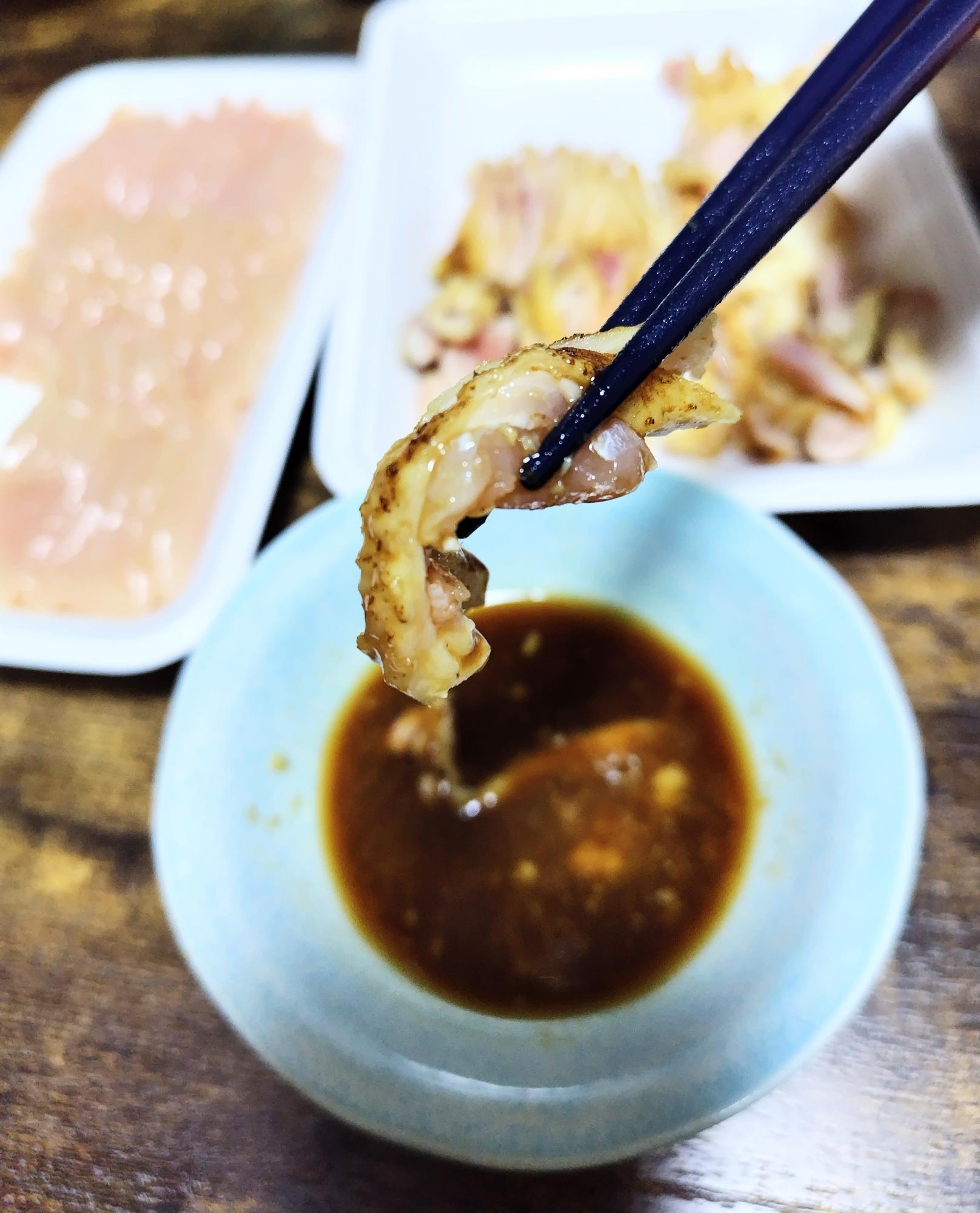 鶏皮は脂が少なくさっぱりとして焼き目が香ばしい。コリコリした食感でなお美味しい