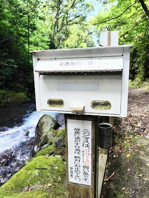 ポストの中に針と糸のセットがあります。