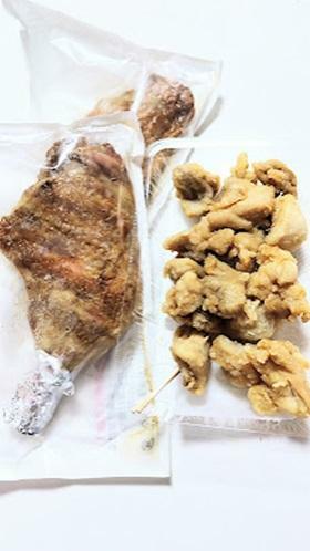 若鶏の骨付きモモ炭火焼　550円（左）　若鶏の唐揚げ　500ｇ　500円（右）