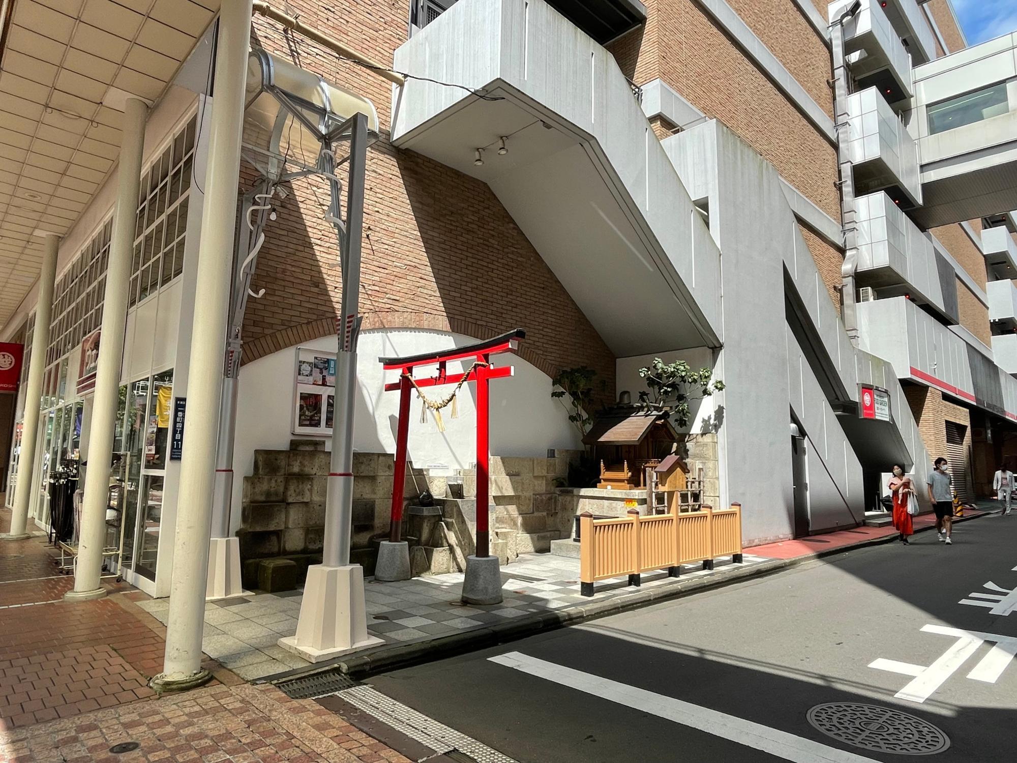 仙台】街中にあるパワースポット。財布で蛇石をなでて金運UP 仙台】街中にあるパワースポット。財布で蛇石をなでて金運UP