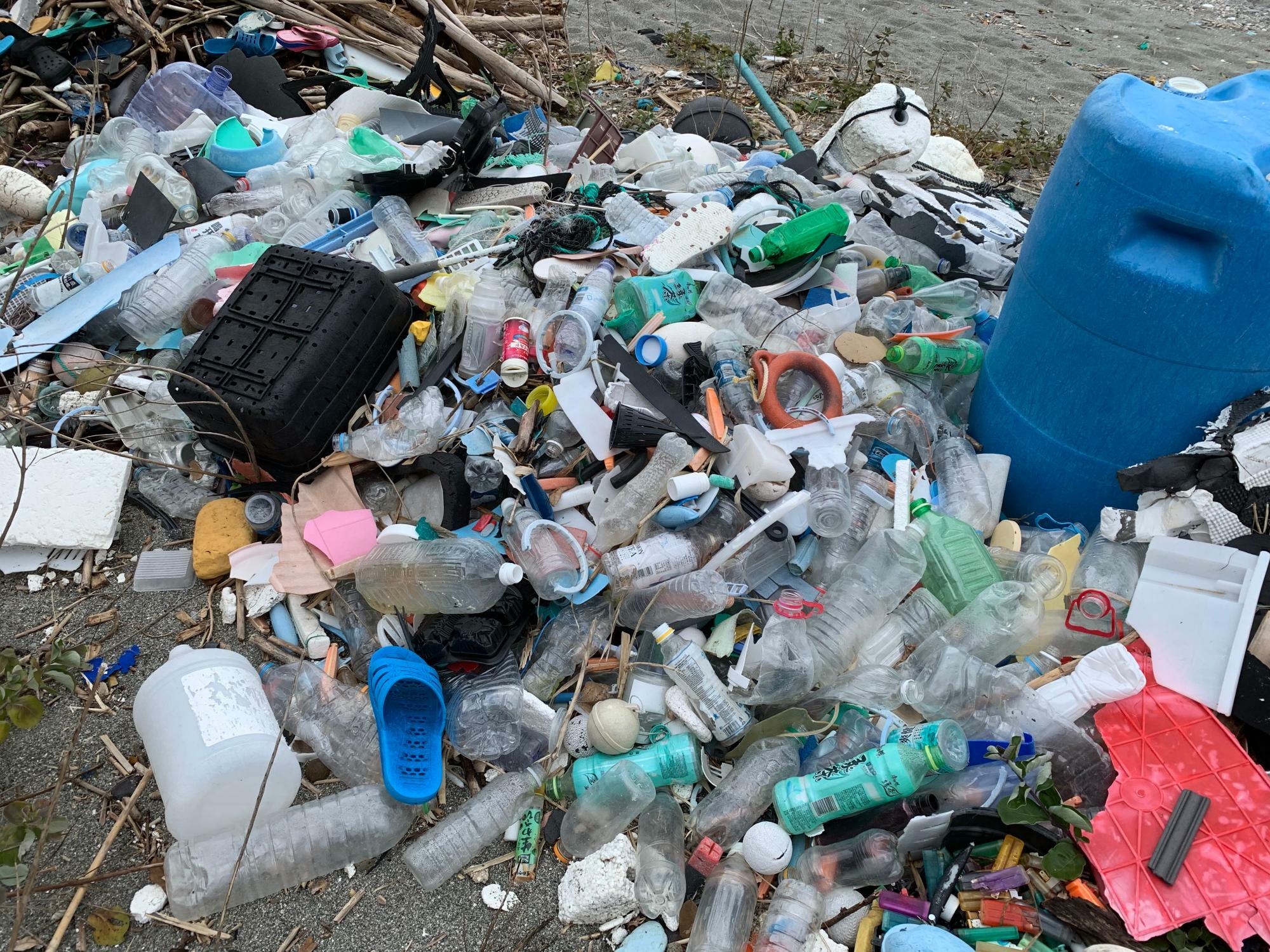 長崎の海岸には多くのプラスチック製ごみが流れ着き、その多くが海外からのものだ（写真提供：熊川泰秀さん）