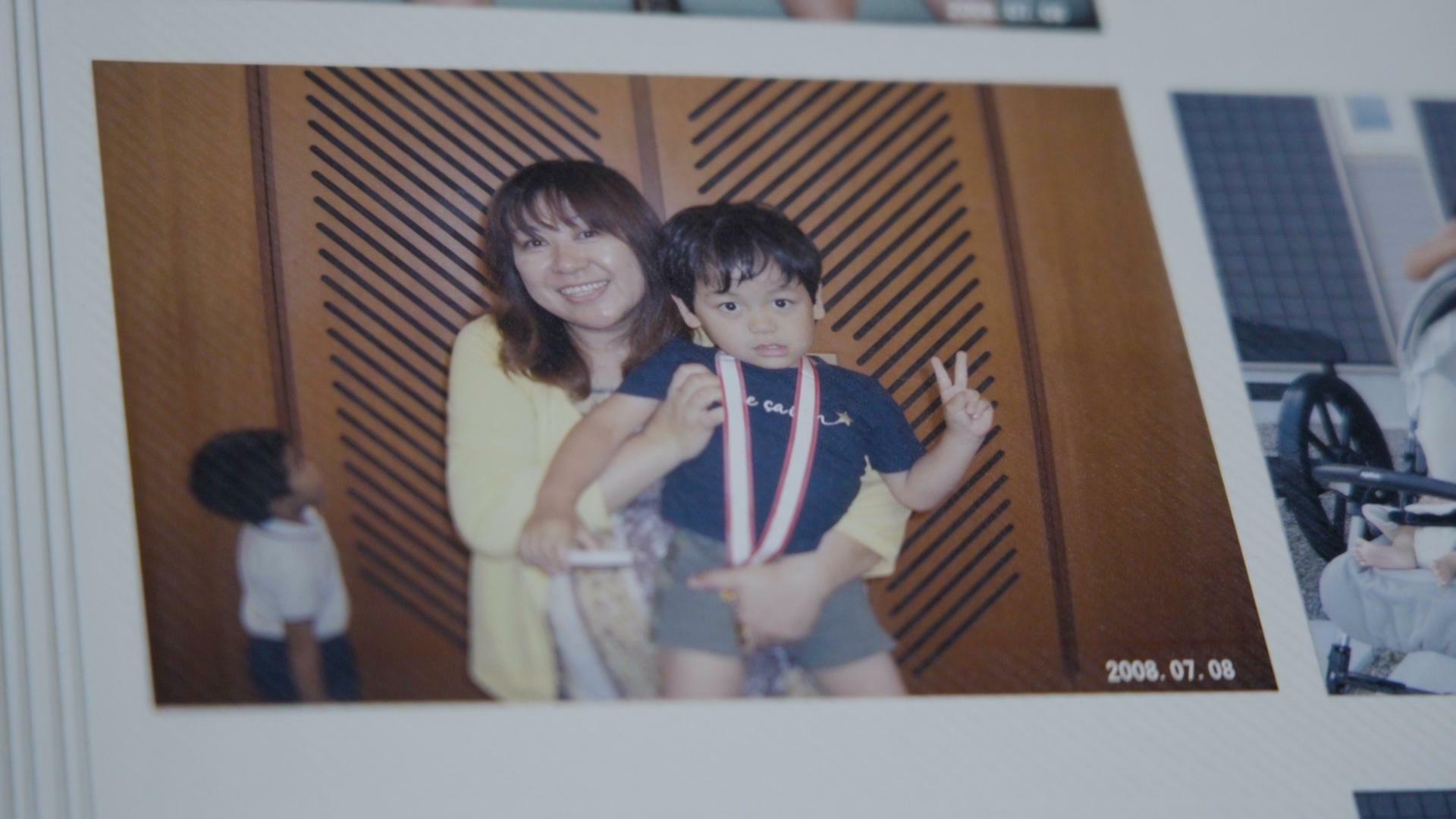 アルバムの中に見つけた、南光さん（当時4歳）と母のツーショット写真