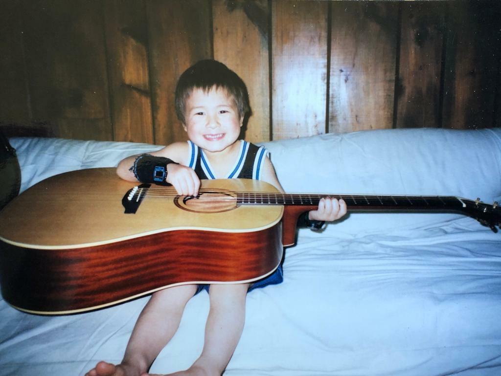 音楽が身近な環境で育った。幼い頃から楽器に触れる機会も多かった。